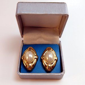 Clip Vintage 80s Essex Faux Pearl Earrings Modernist Gold Tone Metal Signed NWOT
